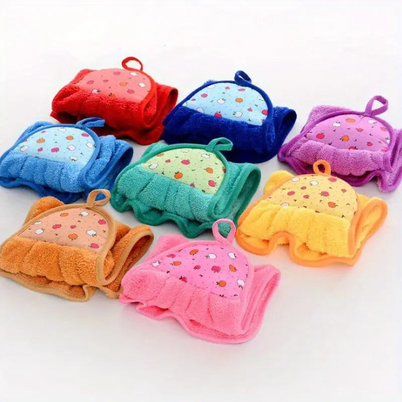 Indų plovimo kempinės, minkšti koralinio fliso rankšluosčiai su mielais vaisių raštais.