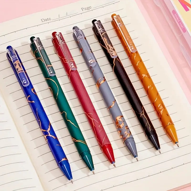 0,7 mm mėlyni geliniai rašikliai su auksine tekstūruota korpuso danga, skirti mokymuisi ir biuro darbui.