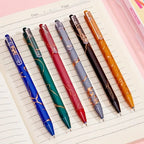 0,7 mm mėlyni geliniai rašikliai su auksine tekstūruota korpuso danga, skirti mokymuisi ir biuro darbui.