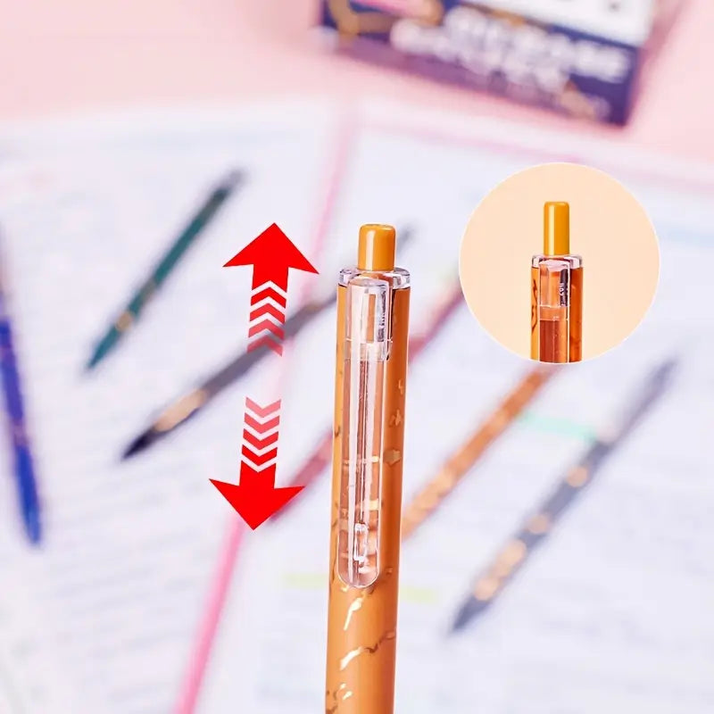 0,7 mm mėlyni geliniai rašikliai su auksine tekstūruota korpuso danga, skirti mokymuisi ir biuro darbui.