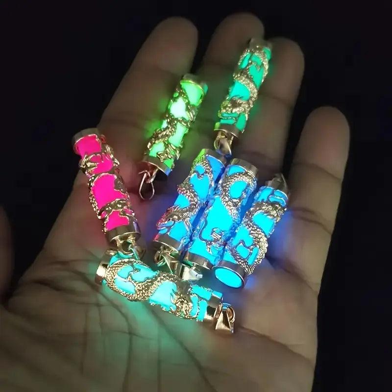 Švytintys tamsoje drakono formos pakabukai su daugiaspalviais dervos akmenimis ir aukso spalvos lydinio elementais.