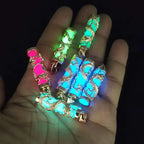 Švytintys tamsoje drakono formos pakabukai su daugiaspalviais dervos akmenimis ir aukso spalvos lydinio elementais.