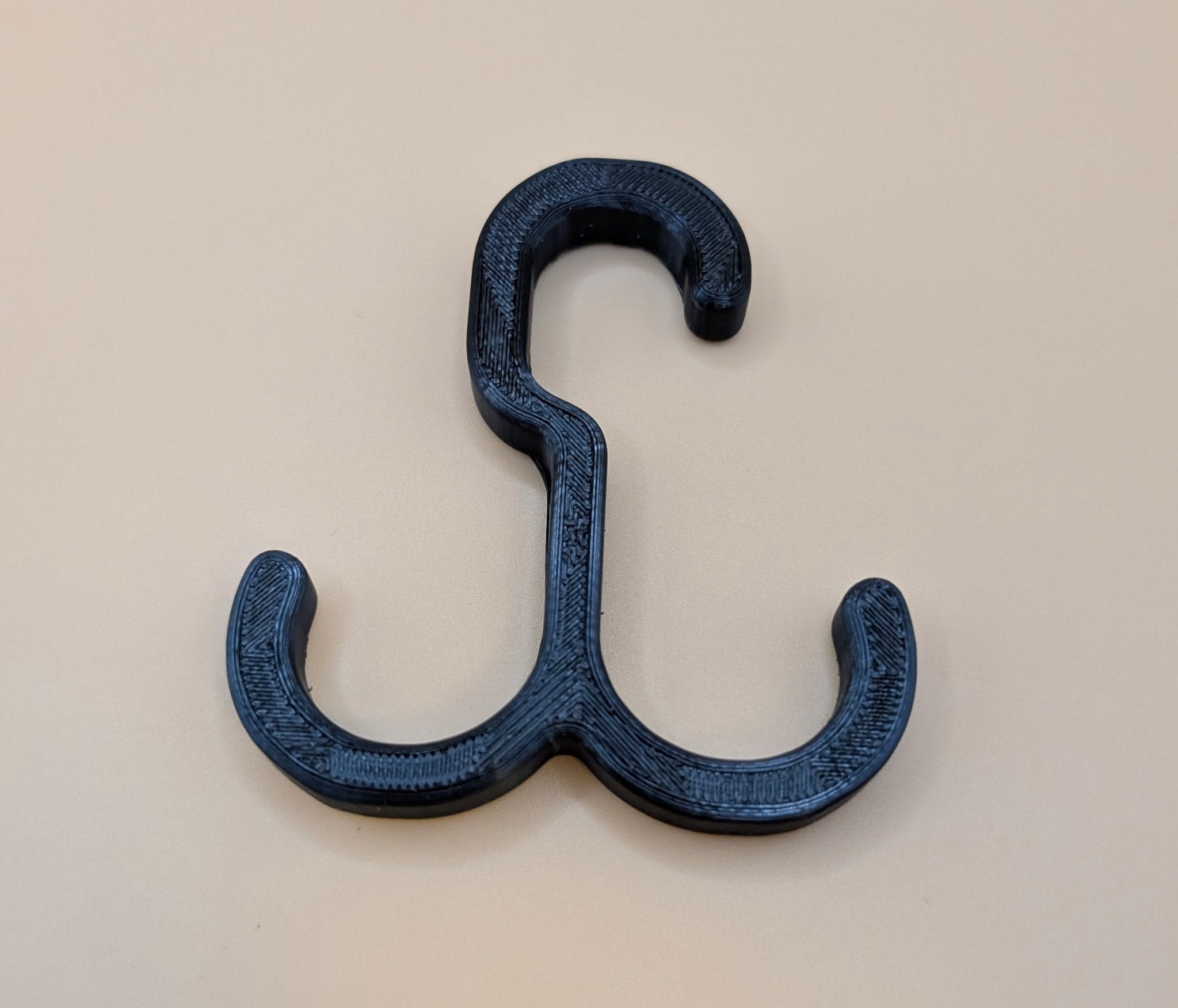 Daugiafunkcinis S formos kabliukas – tvirtas ir kompaktiškas