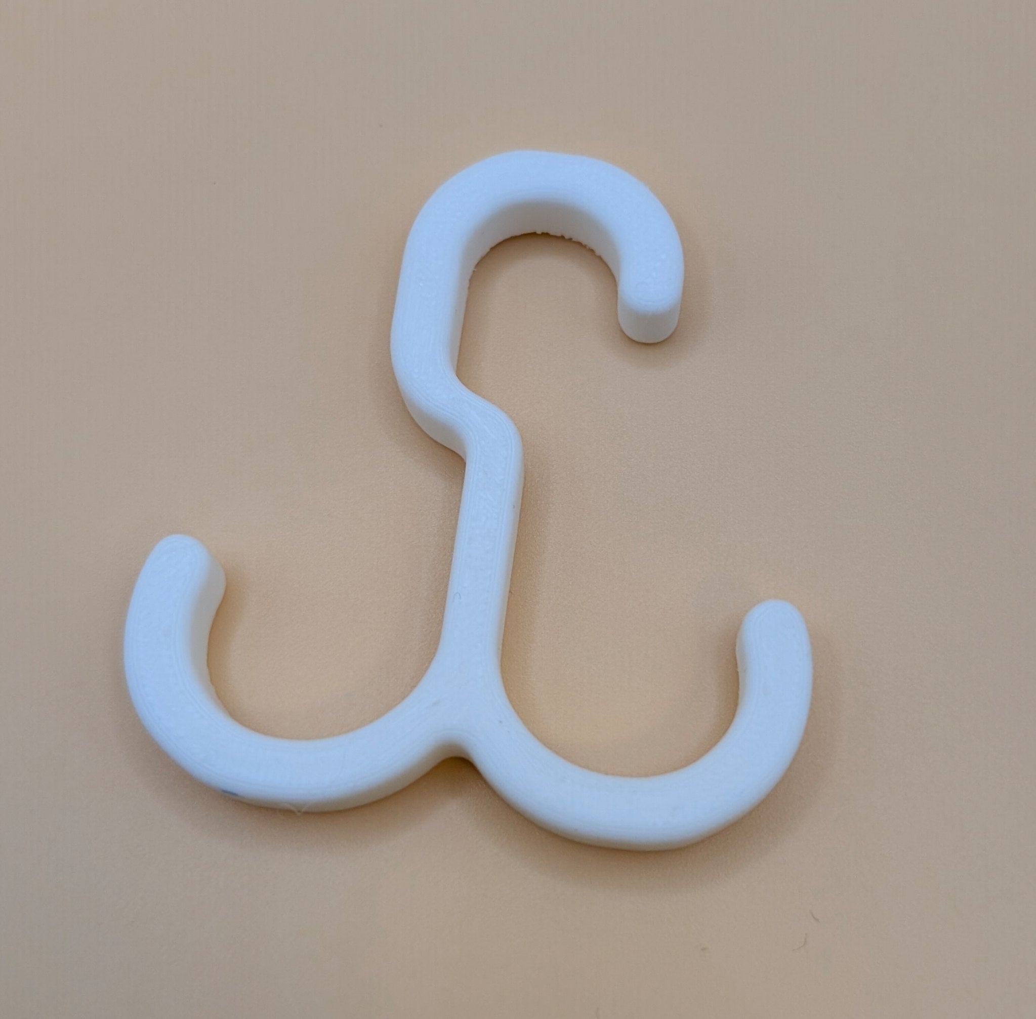 Daugiafunkcinis S formos kabliukas – tvirtas ir kompaktiškas