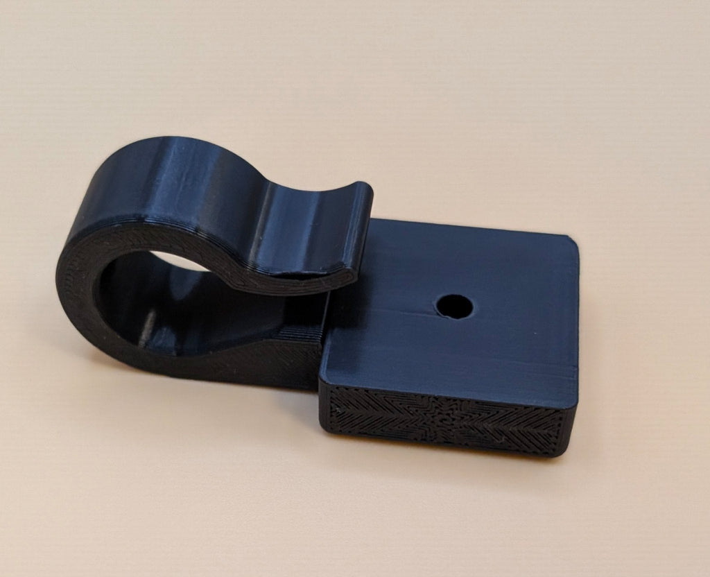 Prie sienos tvirtinamas spaustuvinis kabliukas – saugus ir praktiškas