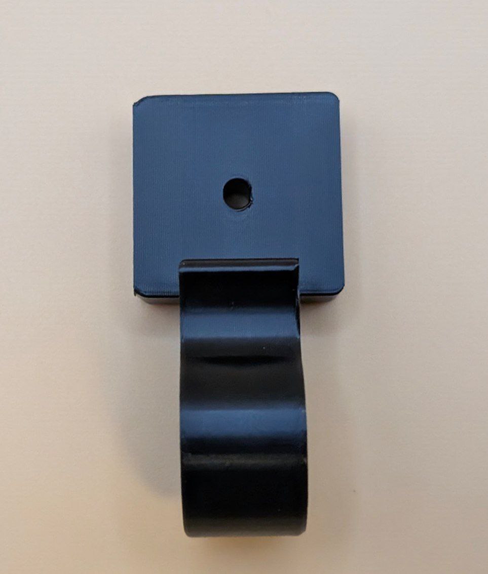 Prie sienos tvirtinamas spaustuvinis kabliukas – saugus ir praktiškas