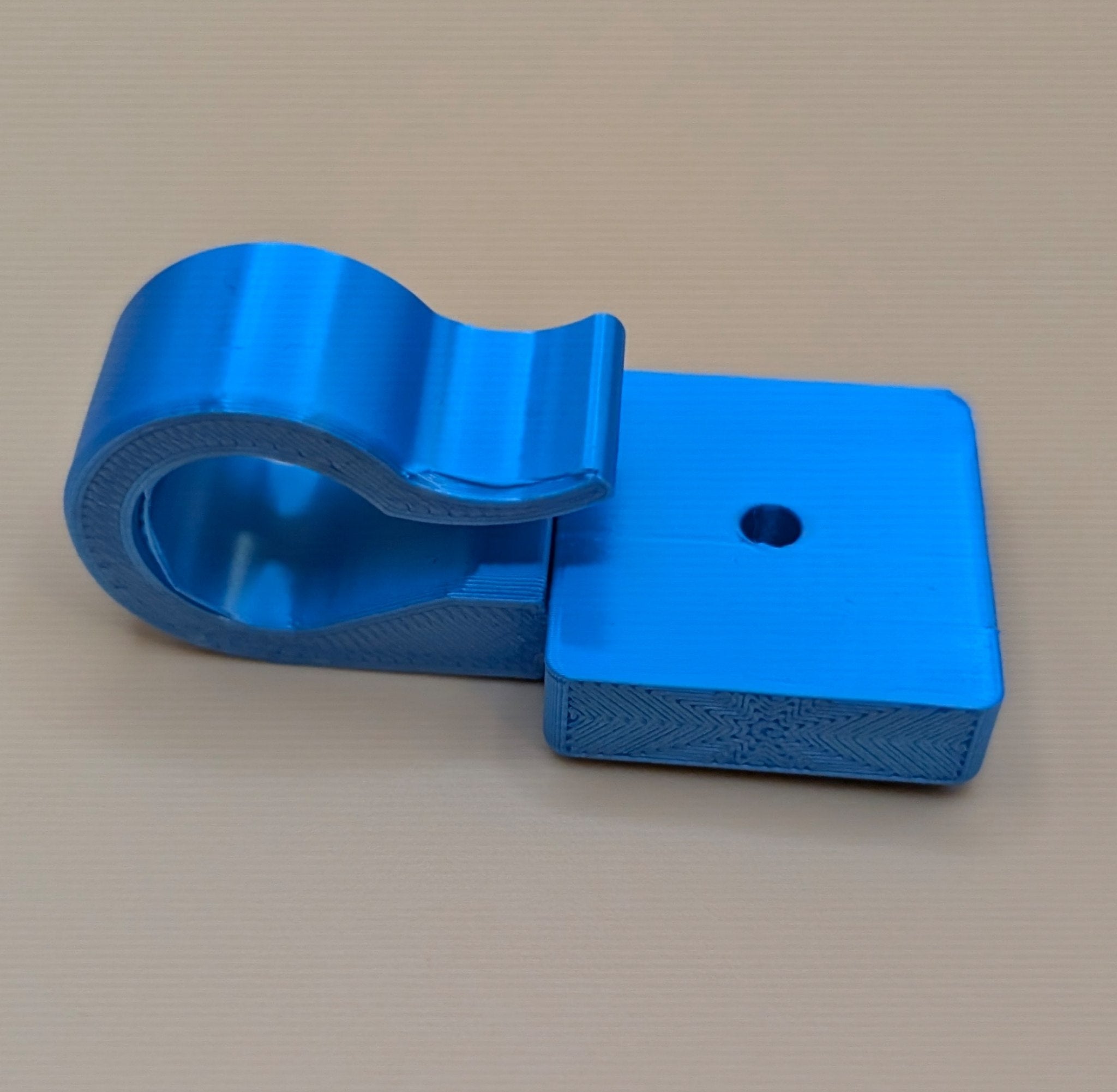 Prie sienos tvirtinamas spaustuvinis kabliukas – saugus ir praktiškas