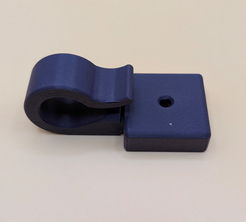 Prie sienos tvirtinamas spaustuvinis kabliukas – saugus ir praktiškas