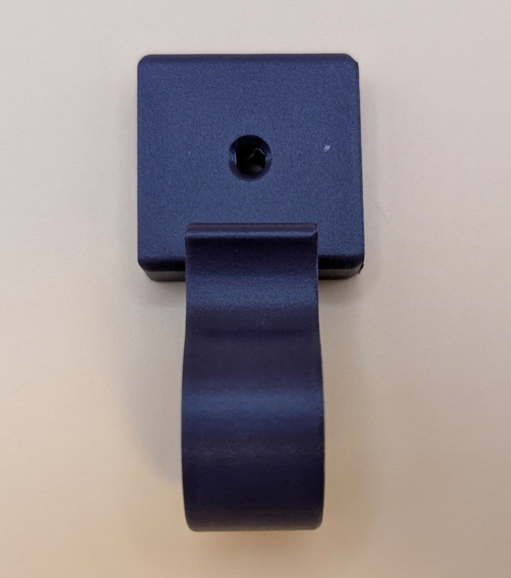 Prie sienos tvirtinamas spaustuvinis kabliukas – saugus ir praktiškas