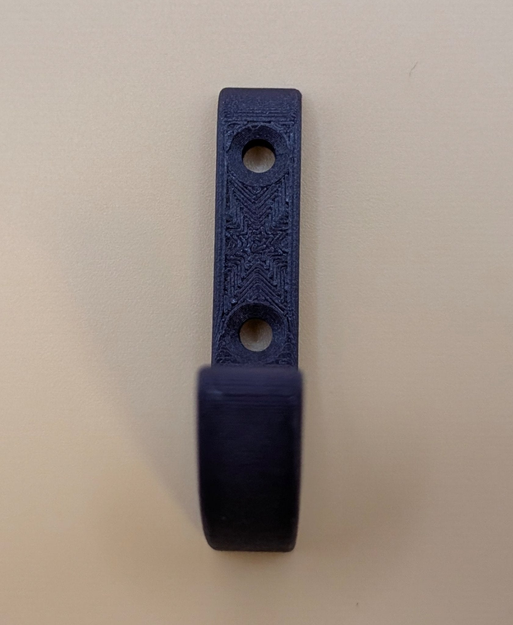 Prie sienos tvirtinamas kabliukas – tvirtas ir paprastas