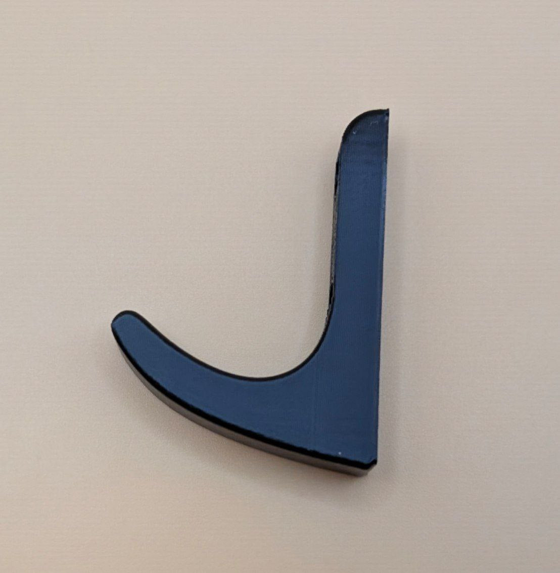 Prie sienos tvirtinamas kabliukas – tvirtas ir paprastas