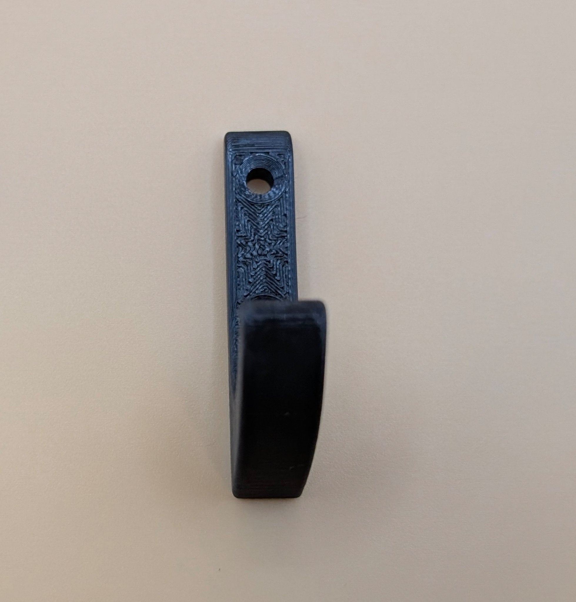 Prie sienos tvirtinamas kabliukas – tvirtas ir paprastas