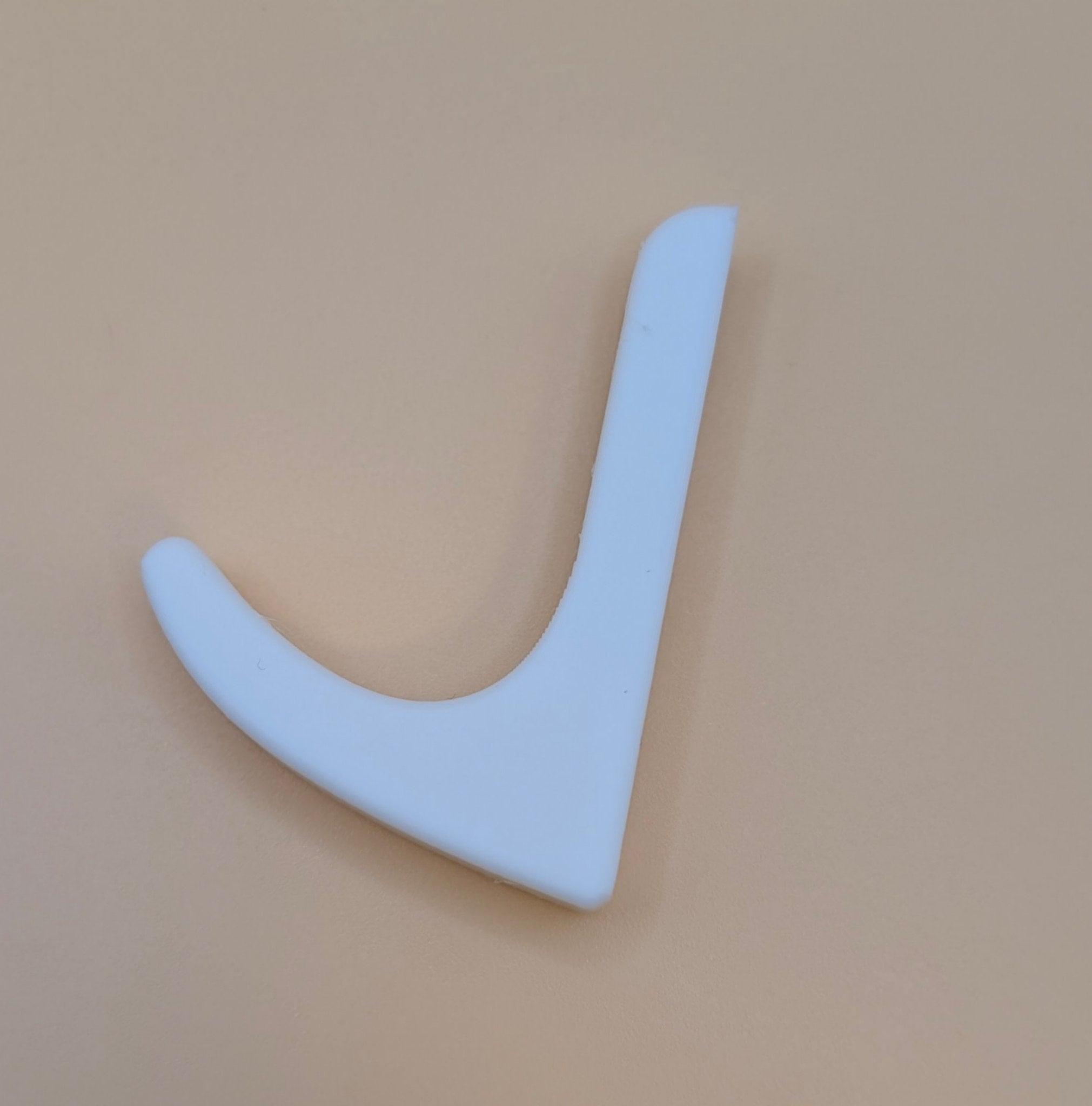 Prie sienos tvirtinamas kabliukas – tvirtas ir paprastas