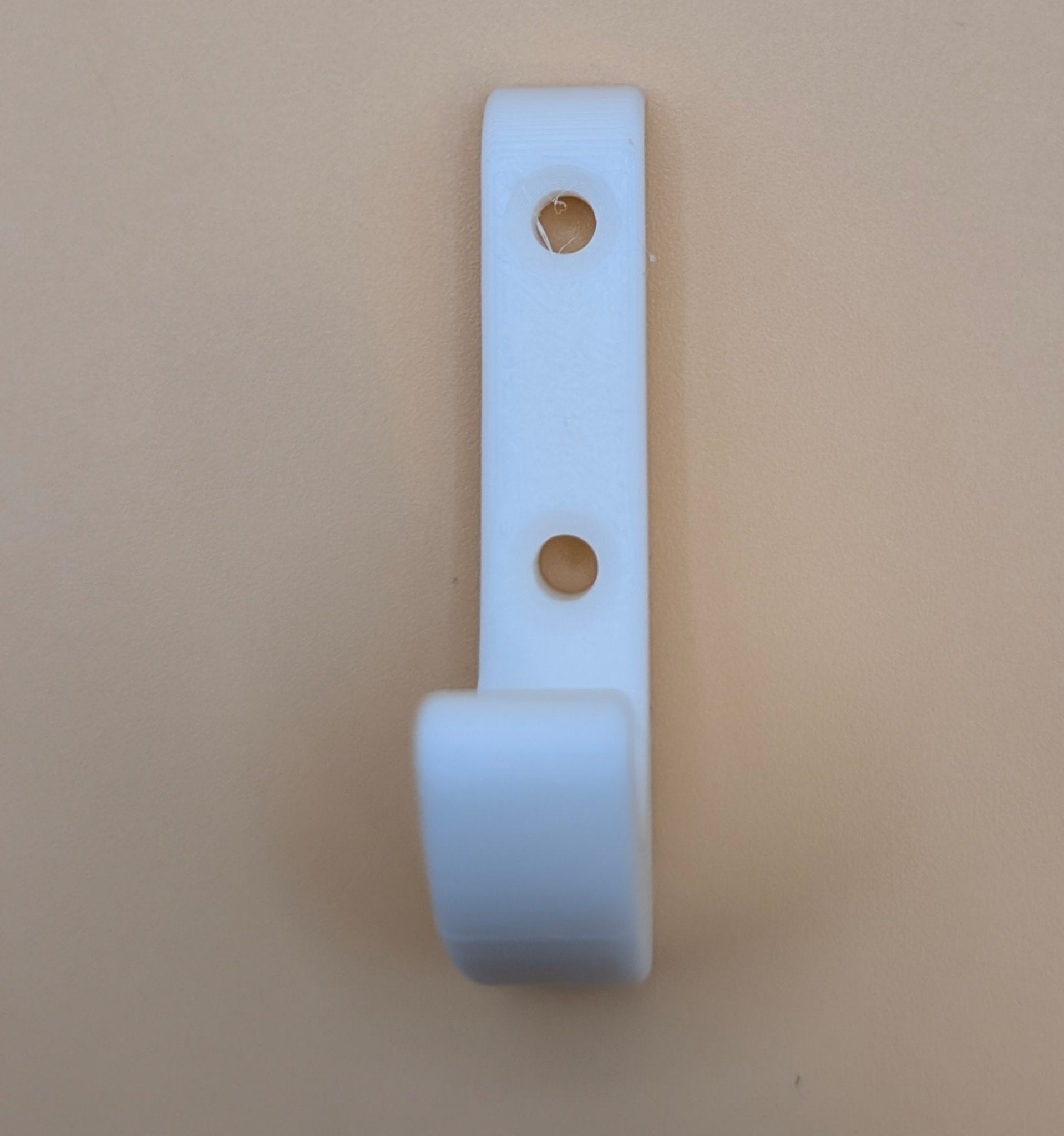 Prie sienos tvirtinamas kabliukas – tvirtas ir paprastas