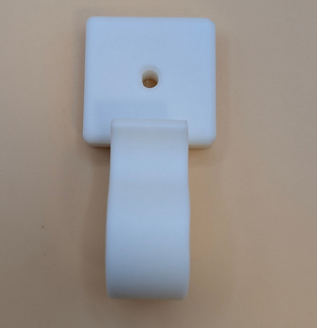 Prie sienos tvirtinamas spaustuvinis kabliukas – saugus ir praktiškas