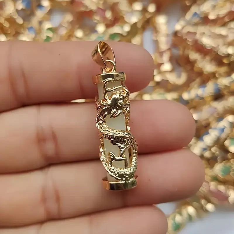 Švytintys tamsoje drakono formos pakabukai su daugiaspalviais dervos akmenimis ir aukso spalvos lydinio elementais.