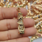 Švytintys tamsoje drakono formos pakabukai su daugiaspalviais dervos akmenimis ir aukso spalvos lydinio elementais.