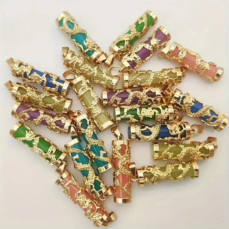 Švytintys tamsoje drakono formos pakabukai su daugiaspalviais dervos akmenimis ir aukso spalvos lydinio elementais.