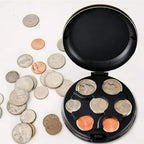 Kompaktiška plastikinė dėžutė monetoms susidėti