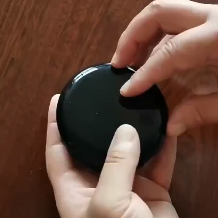 Kompaktiška plastikinė dėžutė monetoms susidėti